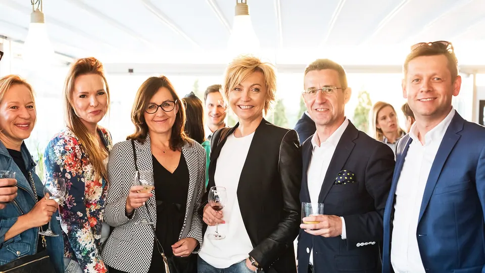 Uśmiechnięci goście na koktajlu Executive Summit