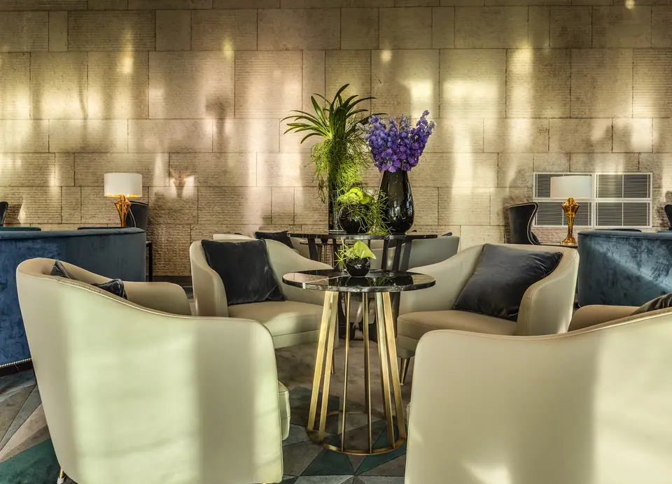 Strefa wypoczynku w lobby hotelu InterContinental Warszawa