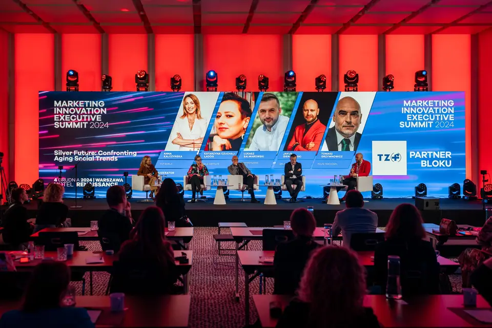 Sala EXS 2024 podczas panelu „Silver Future: Confronting Aging Social Trends” – na ekranie logo partnera bloku TZF