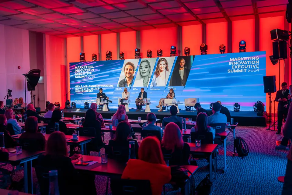 Sala konferencyjna EXS 2024 w czasie panelu „Gen Z, Millennials, Boomers – do we still believe influencers?”
